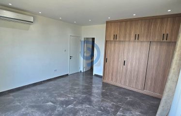 Kıbrıs Girne Karşıyaka’da Denize 160 Metre Mesafede Önü Kapanmaz 4+1 Lüks Villa