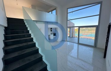 Girne Alsancak Camelot Plajı Yolunda | Deniz & Dağ Manzaralı 2+1 Loft | Geniş Teraslı Lüks Yaşam!