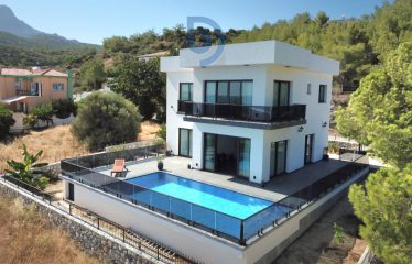 Kıbrıs Girne Karşıyaka’da Denize 160 Metre Mesafede Önü Kapanmaz 4+1 Lüks Villa