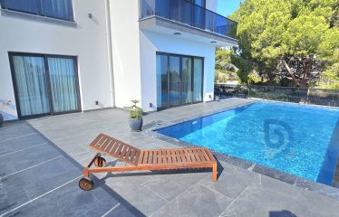 Kıbrıs Girne Karşıyaka’da Denize 160 Metre Mesafede Önü Kapanmaz 4+1 Lüks Villa