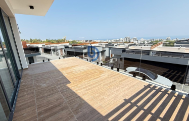 Girne Merkez’de, Bahçeli ve Deniz Manzaralı Ful Eşyalı Villa