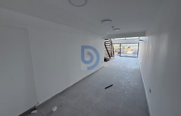 Girne Merkez’de Ana Yol Üzerinde | 100 m² | Esdeğer Koçanlı | Ticari İzinli Satılık Dükkan