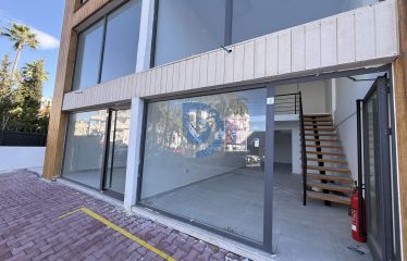 Girne Merkez’de Ana Yol Üzerinde | 100 m² | Esdeğer Koçanlı | Ticari İzinli Satılık Dükkan
