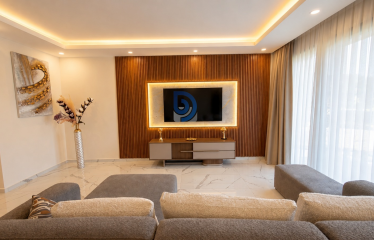 Girne Merkez’de, Bahçeli ve Deniz Manzaralı Ful Eşyalı Villa