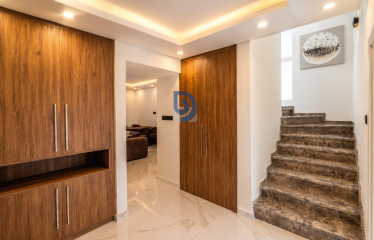 Girne Merkez’de, Bahçeli ve Deniz Manzaralı Ful Eşyalı Villa