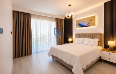 Girne Merkez’de, Bahçeli ve Deniz Manzaralı Ful Eşyalı Villa
